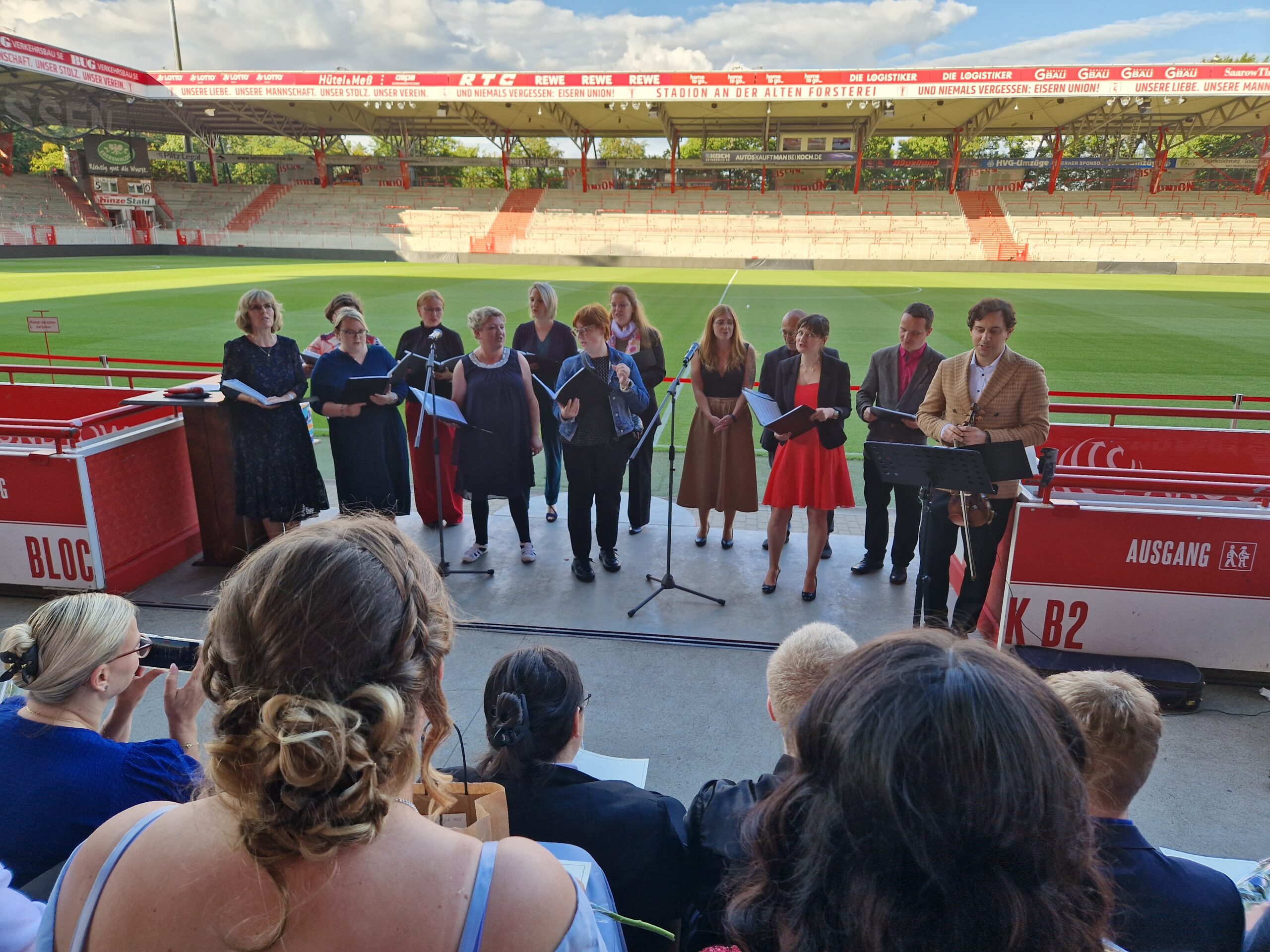 Feierlicher Abiball im Stadion an der Alten Försterei